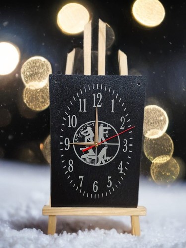 Wanduhr auf schieferplatte - wanduhr, schieferplatte"