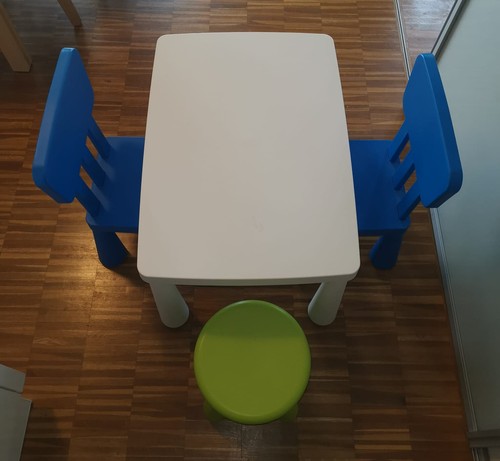 Tisch und stühle - und,