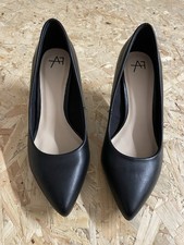 Schwarze Pumps mit