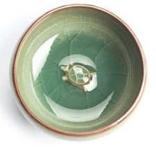 Chinesische Teeschale mit Motiv "Turtle", Seladon mit Craquelé-Struktur