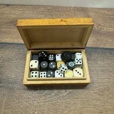 Holzbox mit Würfeln Sammlung