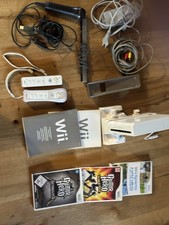 Nintendo Wii mit Spielen und Zwei Kontrolern.