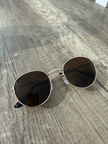 Runde retro sonnenbrille von - runde, retro-sonnenbrille