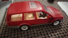 Ein Playmobil rotes Auto. Für ein ganze Playmobil Familie geeignet