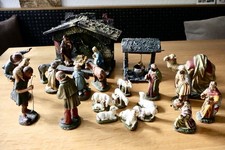 Sehr alte Weihnachtskrippe mit bemalten Figuren aus Gips