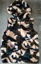 Traumhaft schöne Fake Fur Weste v. DESIGUAL, mit Kaputze, Patches, Taschen XL