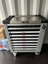 Werkzeugwagen gefüllt mit