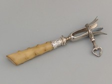 Antiker Schinkenknochenhalter mit geknopftem Geweihhorngriff