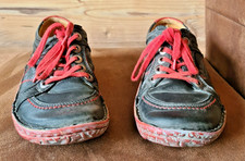 Halbschuhe, schwarz mit roten Akzenten von Carinii, Gr. 38, Lederausstattung