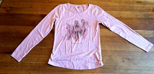 Ein rosa langarm shirt mit - ein,