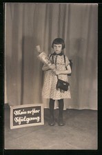 Foto-AK Mädchen im Kleid mit