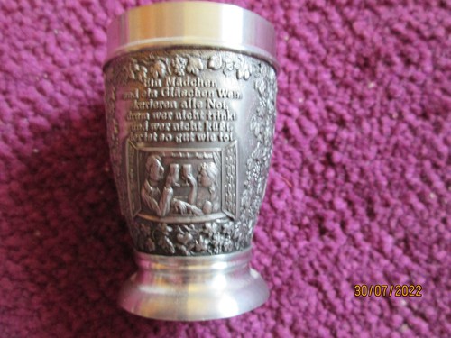 Ein zinnbecher von creation - ein,