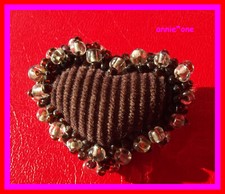 ꧁ VINTAGE anstecknadel HERZ brosche HANDARBEIT Cordstoff BRAUN mit PERLEN ꧂