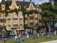 H0 Diorama, Häuserzeile, Altstadhäuser ( Faller ) mit Figuren von Preiser