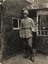 1. Weltkrieg, Foto junger Offizier mit Grabendolch, Portepee und weissem Riemen 