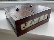 Kleine alte Holzkiste, 2 Abschnitte, handbemalte Märchenszenen unter Glas