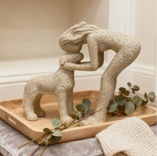 Harzfigur Frau küsst Hund –