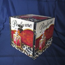 Holzbox quadratisch mit geschwungenem Verschluss in 2 Größen & Aufdruck PERFUME