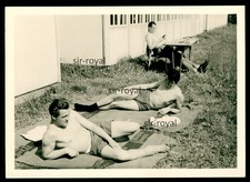 Soldaten liegen halbnackt in Unterhose auf Bundeswehr Wolldecke - Foto 13x9cm