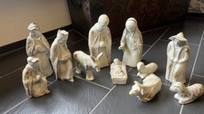Getöpferte, stilvolle Krippe aus Ton