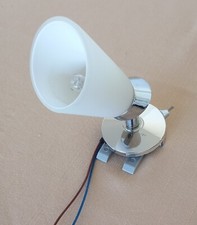 2 Chrom-Klemmlampen mit verstellbarem Schirm aus Milchglas.