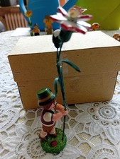 Hubrig Volkskunst GmbH Erzgebirge Blumenkind Junge mit NELKE