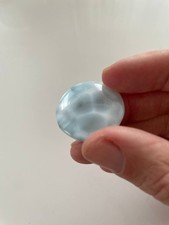 Schöner kleiner Larimar Cabochon Handschmeichler ca. 29 x 1,5 mm ca. 6 g 30 Cts