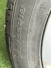 Autoreifen mit Alufelge von AUDI