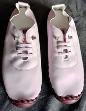 NEU & ungetragen, leichte Slipper, Mokassins in lila-fliederfarben, Gr. 41