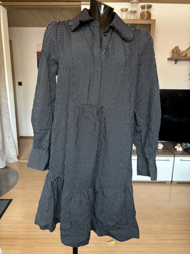 Schwarz weiss gestreiftes