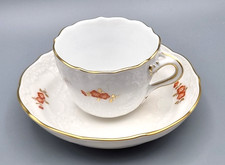 Meissen Porzellan 2-tlg. Mokka Gedeck, chinesische Streublumen Goldzweige Relief