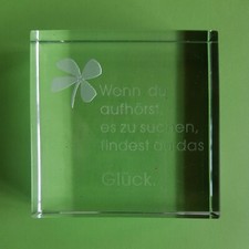 Massiver Glasquader mit Spruch