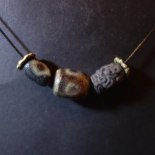 excellentes DZI-Perlen Amulett aus alten Perlen - gekauft aus Tibet