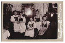 Fotografie Ernst Freygang, Penig i /S., Portrait junge Frauen im Dirndl zu Fasc 