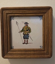 Handbemalte Keramikfliese im Holzrahmen – Historisches Motiv, Vintage, 14x14 cm