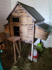 Hühnerhaus mit 6 Legeplätzen, 4 Stangen, erhöhte Füße und Rampe 