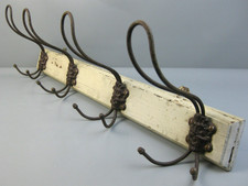 alte Hakenleiste Garderobe Holz 4 figürliche Metalldrahthaken Shabby Chic antik