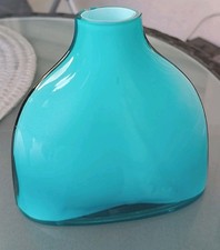 Vintage Glasvase, türkisblau, innen weiß, trapezförmig,handgefertigt in Lette