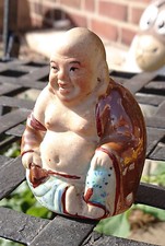 süßer kleiner dicker frech fetter Buddha sitzend Feng Shui Glücksbuddha Keramik