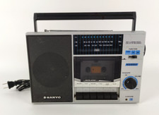 AM FM RADIO CASSETTE RECORDER TRAGBAR SANYO M2805F VINTAGE 1985 ZUM TESTEN