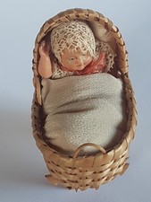 Puppe „Minerva 7 1/4“ ca. 1930 Celluloid Originalkleidung in Kinderwiege selten