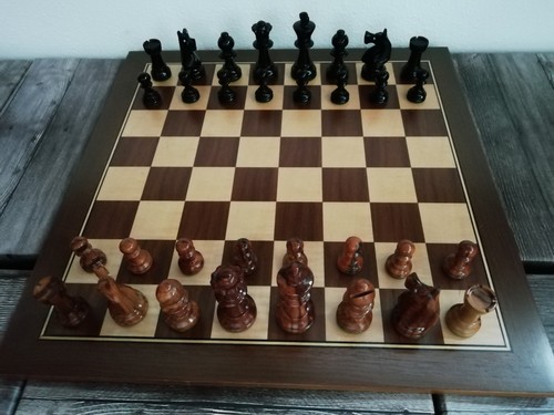 Schachbrett mit figuren - (holz),