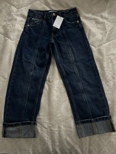 Dunkelblaue Jeans mit weitem