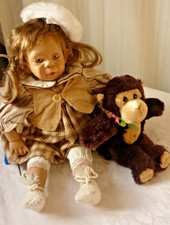 Puppe Künstlerpuppe Vinyl 38 cm Spanien ? mit BW. Kleid+Schmuseäffchen um 1990