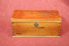 Alte seltene Holzschatulle mit Patina, Fundzustand, mit Geldscheine