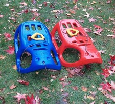 2 Stück Schlitten Kunststoffschlitten Stahlkufen Rot und Blau