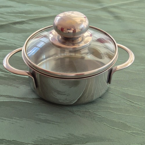 Kleiner topf mit - topf, glasdeckel