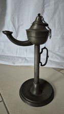 Antike Metall-Öllampe auf