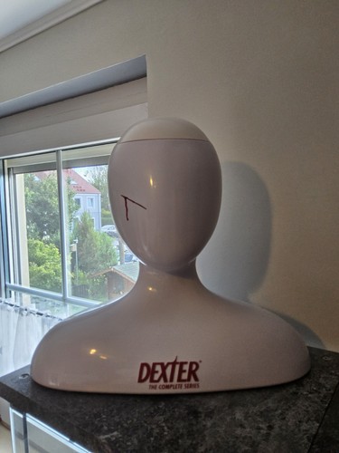 Dexter morgan büste - dexter,