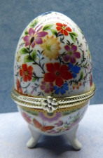 26120. Schönes Ei auf Füßen   aufklappbar Porzellan  bunte Blumen Schmetterling